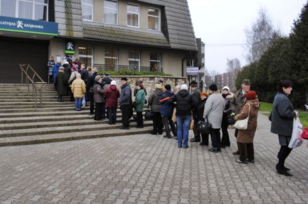 Pie Krājbankas bankomātiem stāv rindās