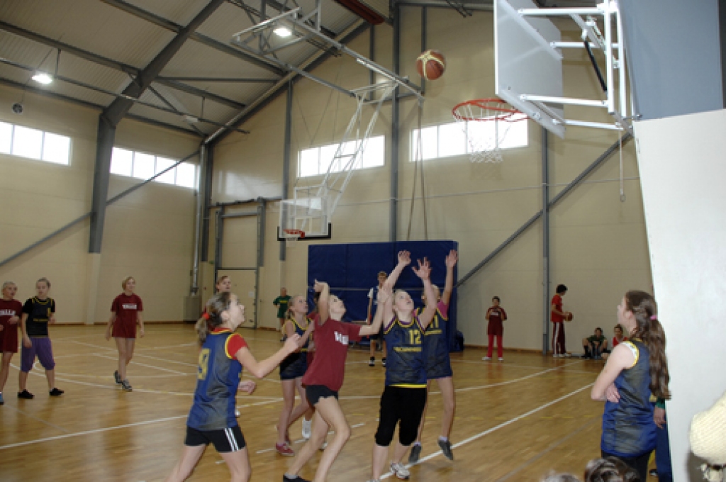 Vallē sacenšas basketbolisti 