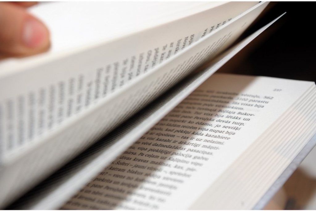 Bibliotekāres un vijolnieks rīko poētisku turneju 