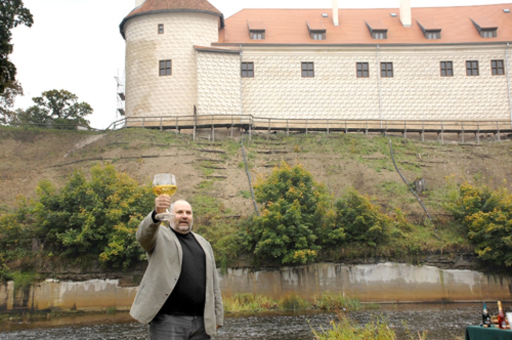 Bauskas pils fasādi eksponē kā gleznu 