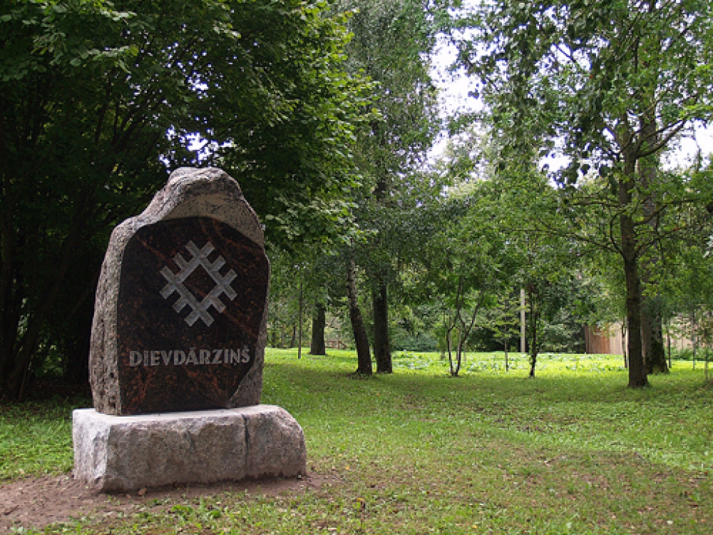 Dievdārziņā Iecavā uzstādīti akmeņi