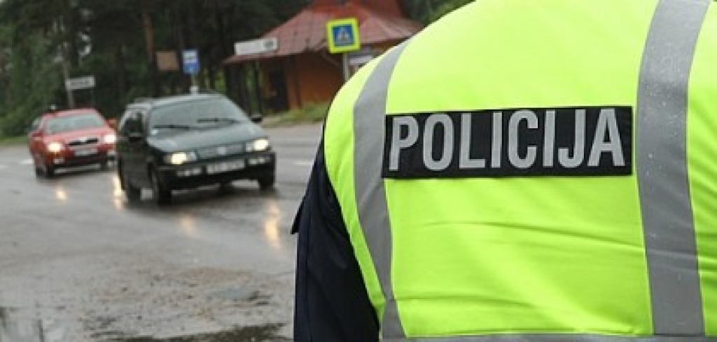 Gailīšos auto notriec sievieti