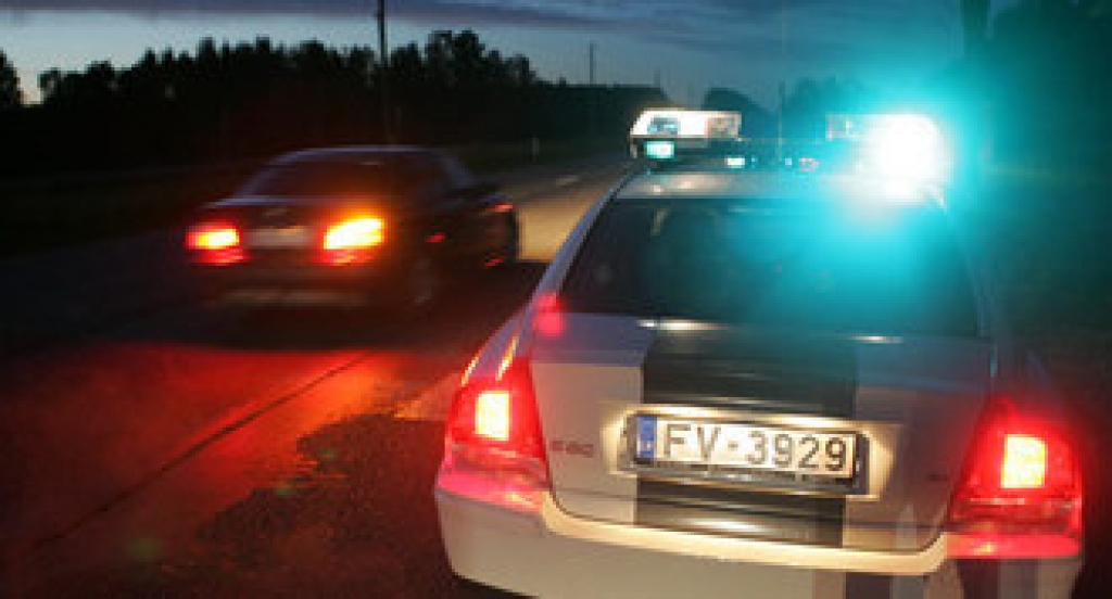 Skaistkalnē smagi iereibis jaunietis ar auto ietriecas mājas sienā 
