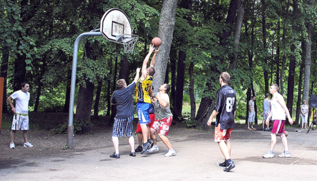 Svitenē cīkstas ielu basketbolisti