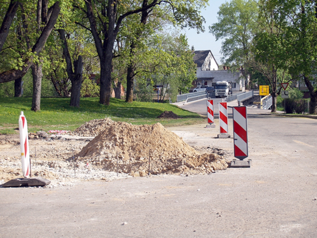 Slēdz satiksmi Upes un Sila ielā Iecavā