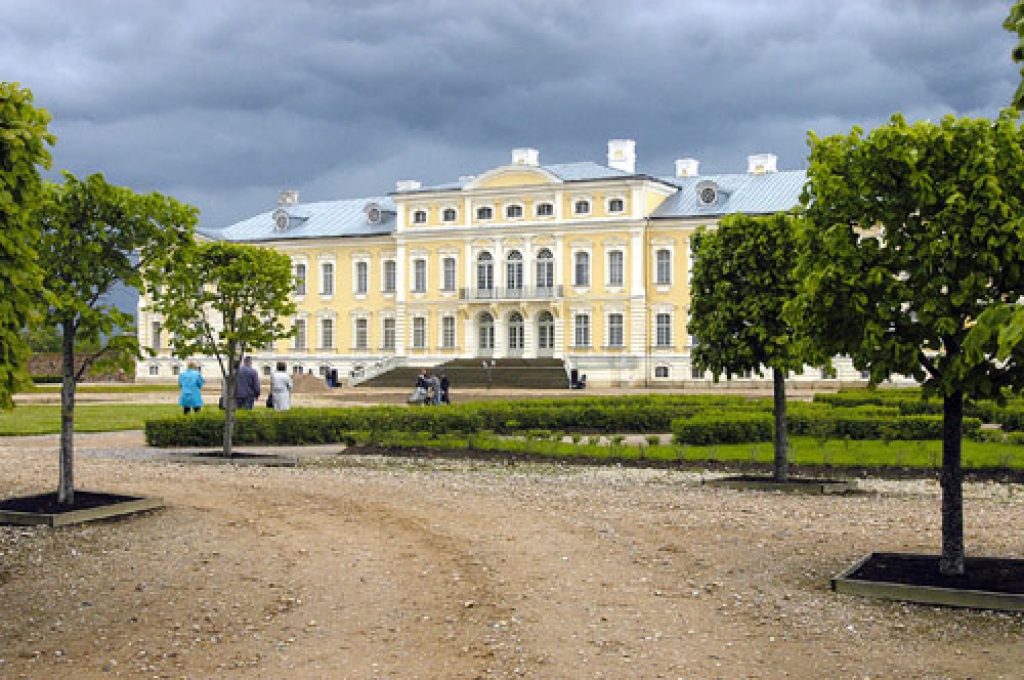 Restaurēta Rundāles pils Biljarda zāle