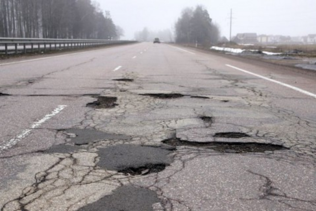 Latvijā sabrukuši ir 25% melnā seguma ceļu un 38% grants ceļu