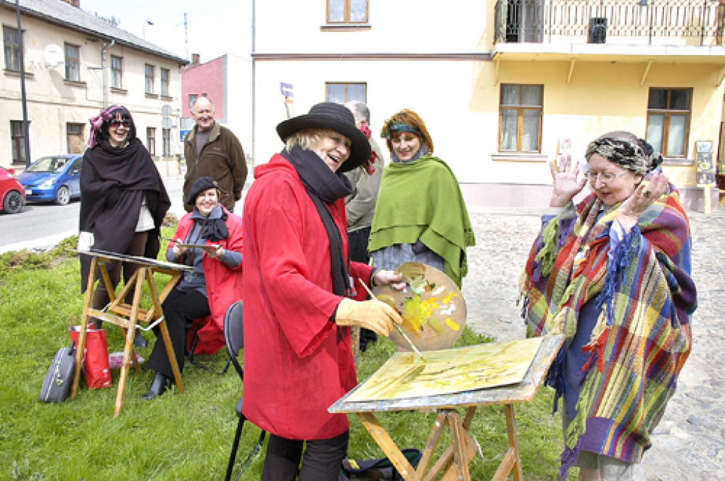 Muzeja pagalmā Bauskas gleznotājas rīko plenēru 