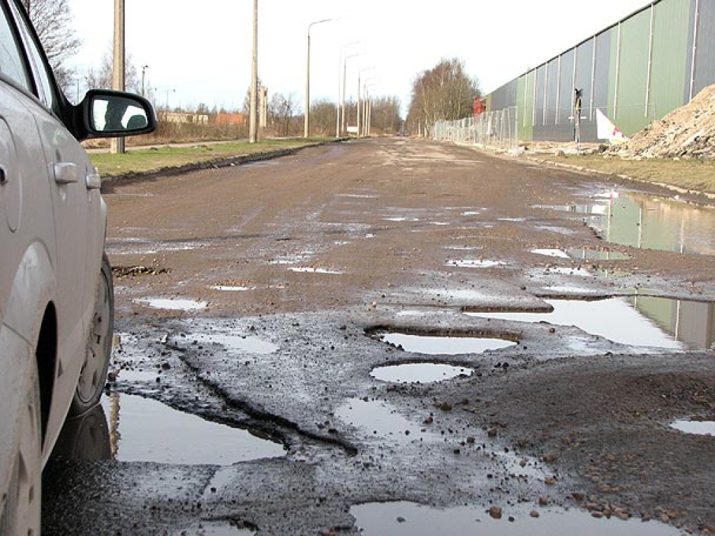 Auto nomātāji sašutuši par Latvijas ceļu kvalitāti