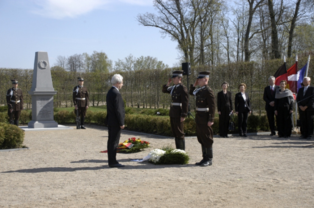 Atklāts piemiņas memoriāls Rundālē  - izlīguma un cerību simbols