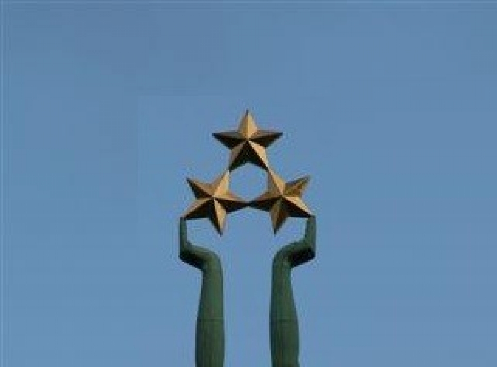 Metāla zagļi aiznesuši Brīvības pieminekļa zvaigznes