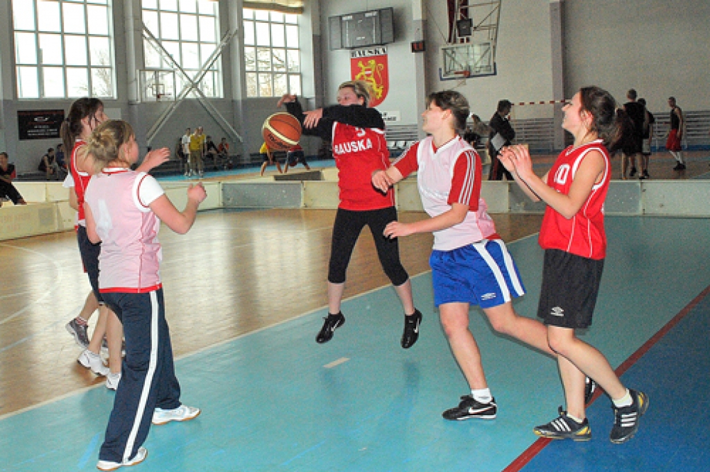 Basketbola turnīrā sacenšas vidusskolēni