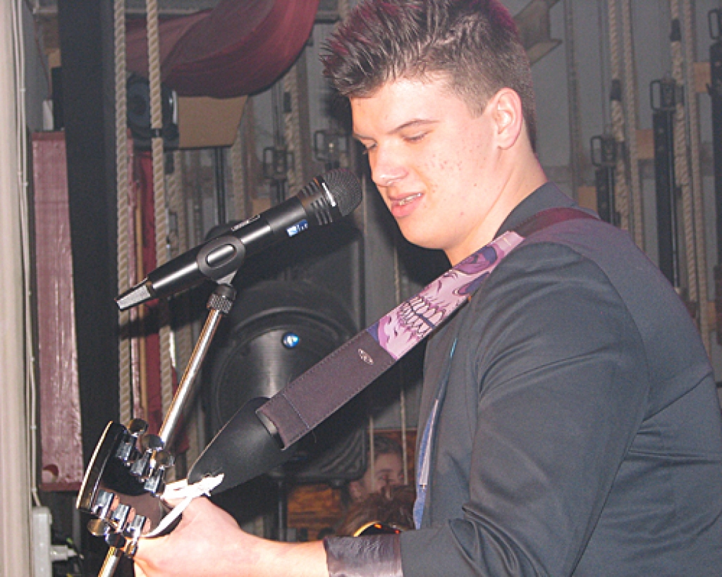 Konkursā «Bauskas balsis 2013» dzied pašu sacerētās melodijas