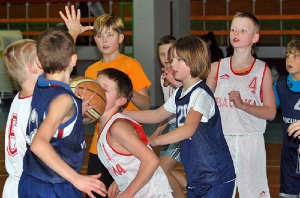 Bauskā tiekas jaunākie basketbolisti