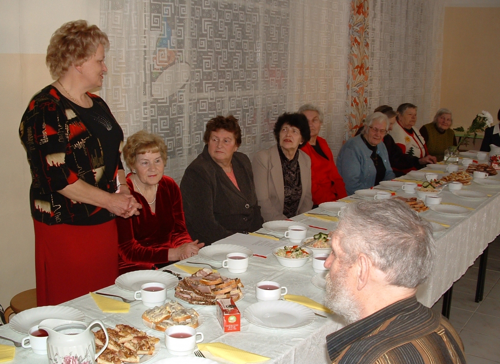 Valles pagasta pensionārus apciemo laimes lācis