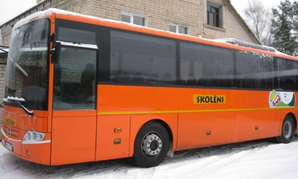 Sals Rundālē aptur skolēnu autobusu