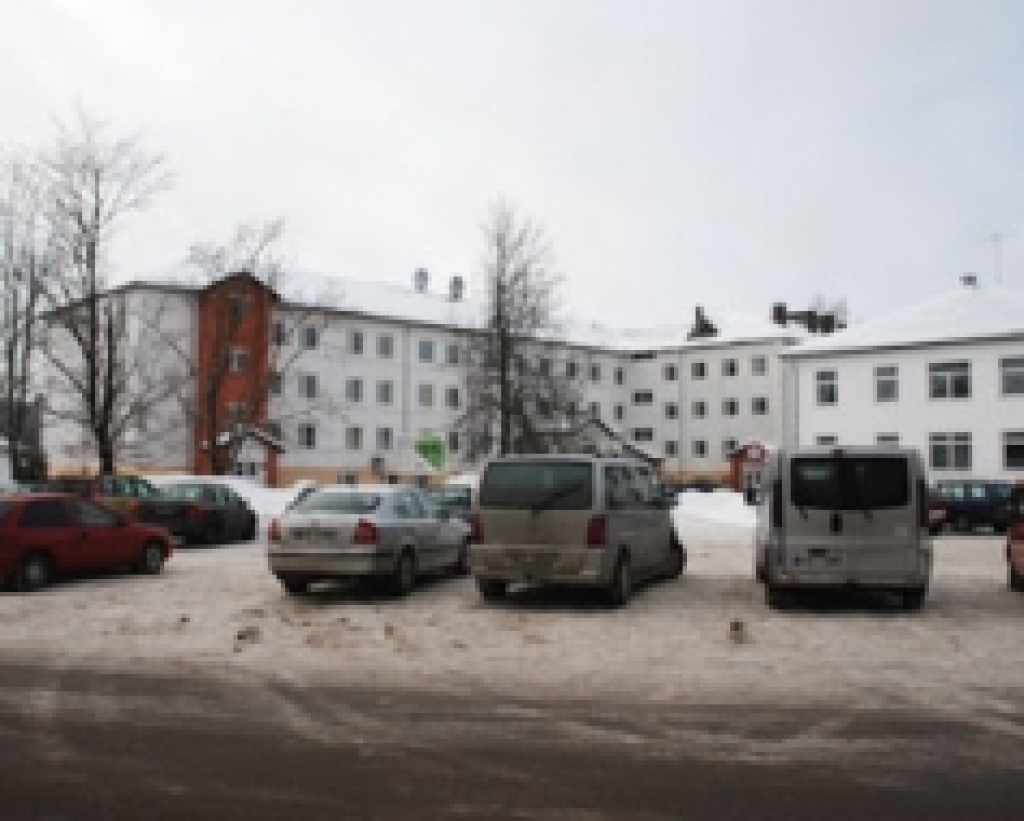 Madonā pie ugunskuriem piketē pret slimnīcas pārprofilēšanu