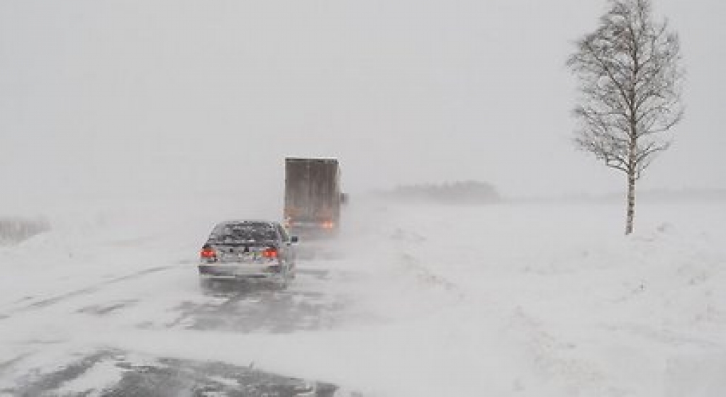 Braukšanu pa valsts autoceļiem apgrūtina sniegs un apledojuma veidošanās 