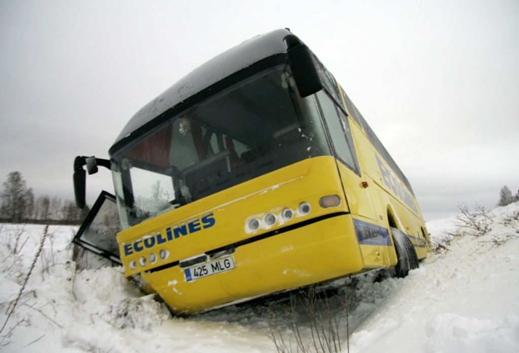 Netālu no Bauskas avarē pasažieru autobuss