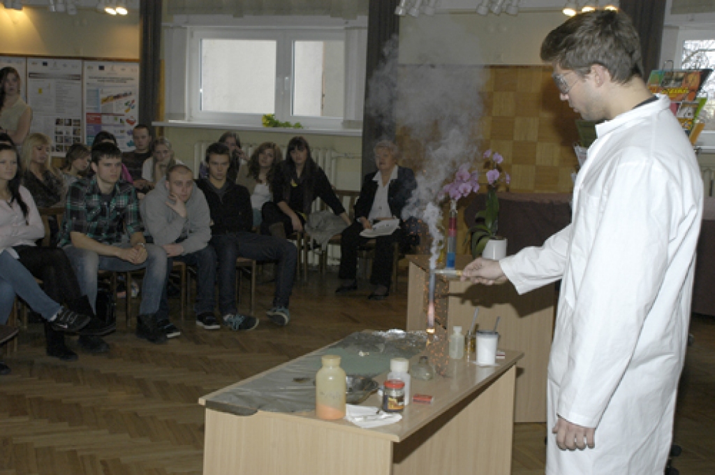 Skolēniem popularizē eksaktās zinības