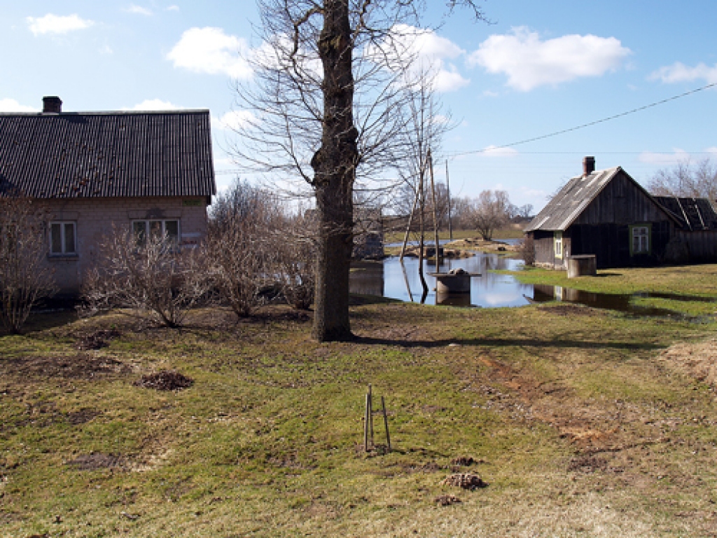 Iecavas «Mazklētnieki» grimst ūdenī