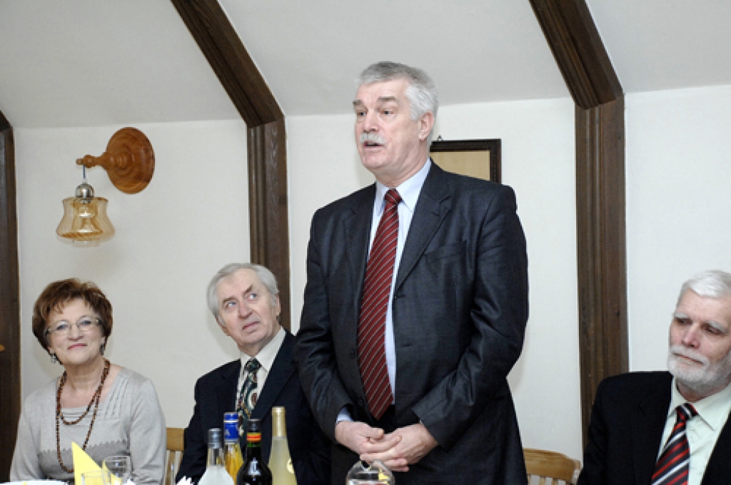 Ar senioru aizmuguri