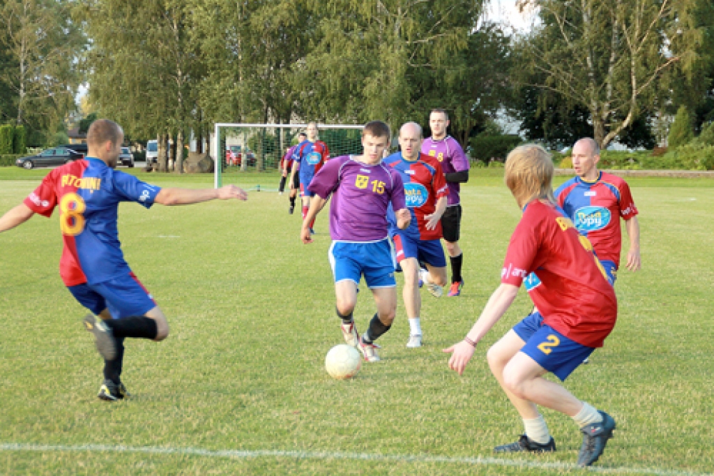 Futbola čempionātā saglabājas intriga