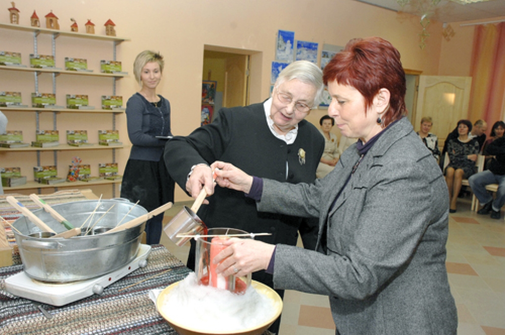 Gadus izlej krāsainā svecē