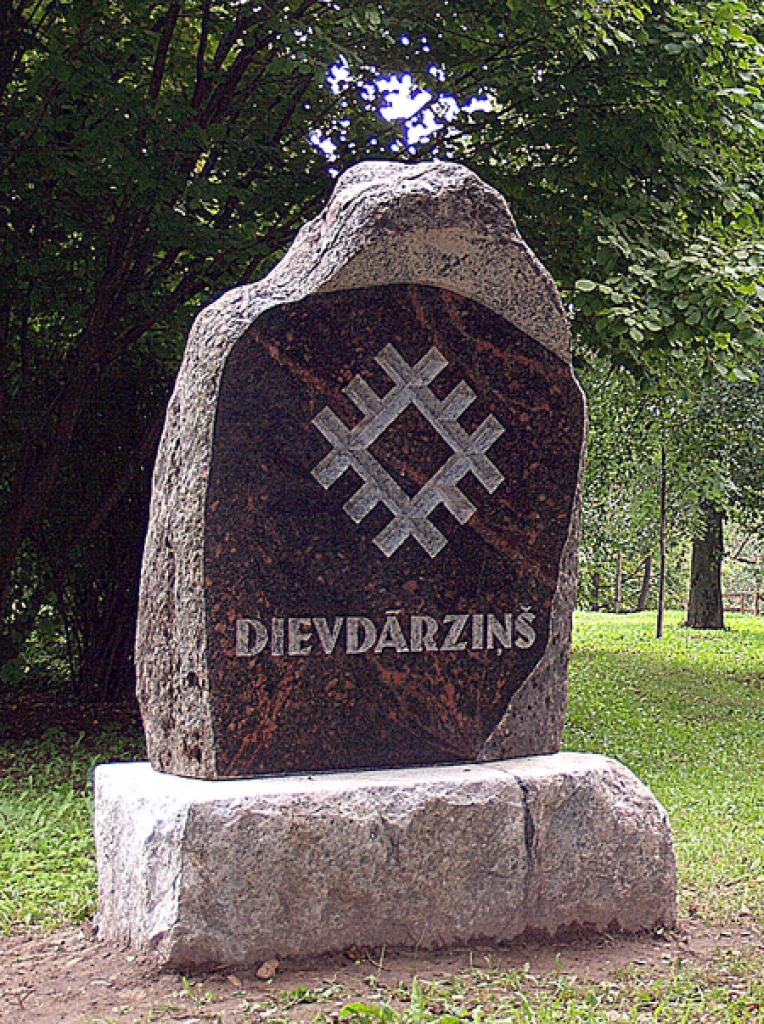 Dievdārziņā uzstādīti akmeņi