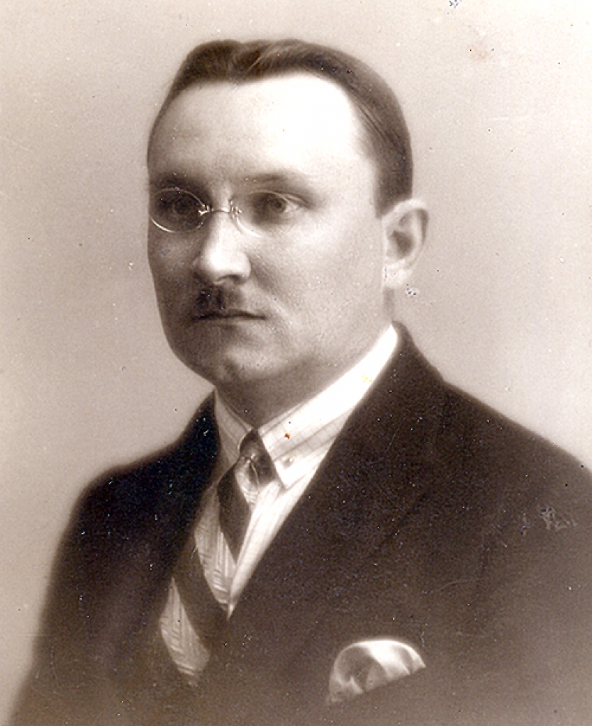 Piemin ilggadēju skolotāju
