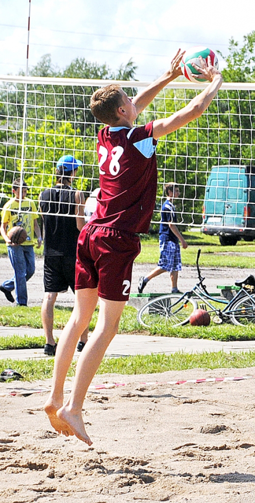 Viesturos atjaunots sporta laukums