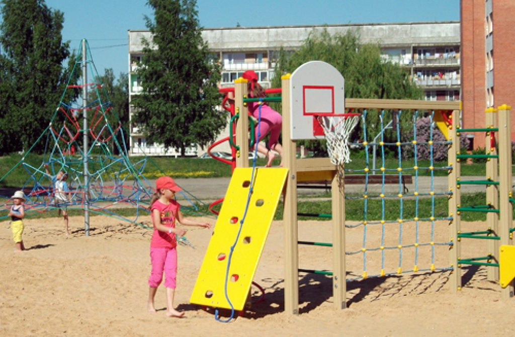 Pilsētā ierīkots jauns rotaļlaukums
