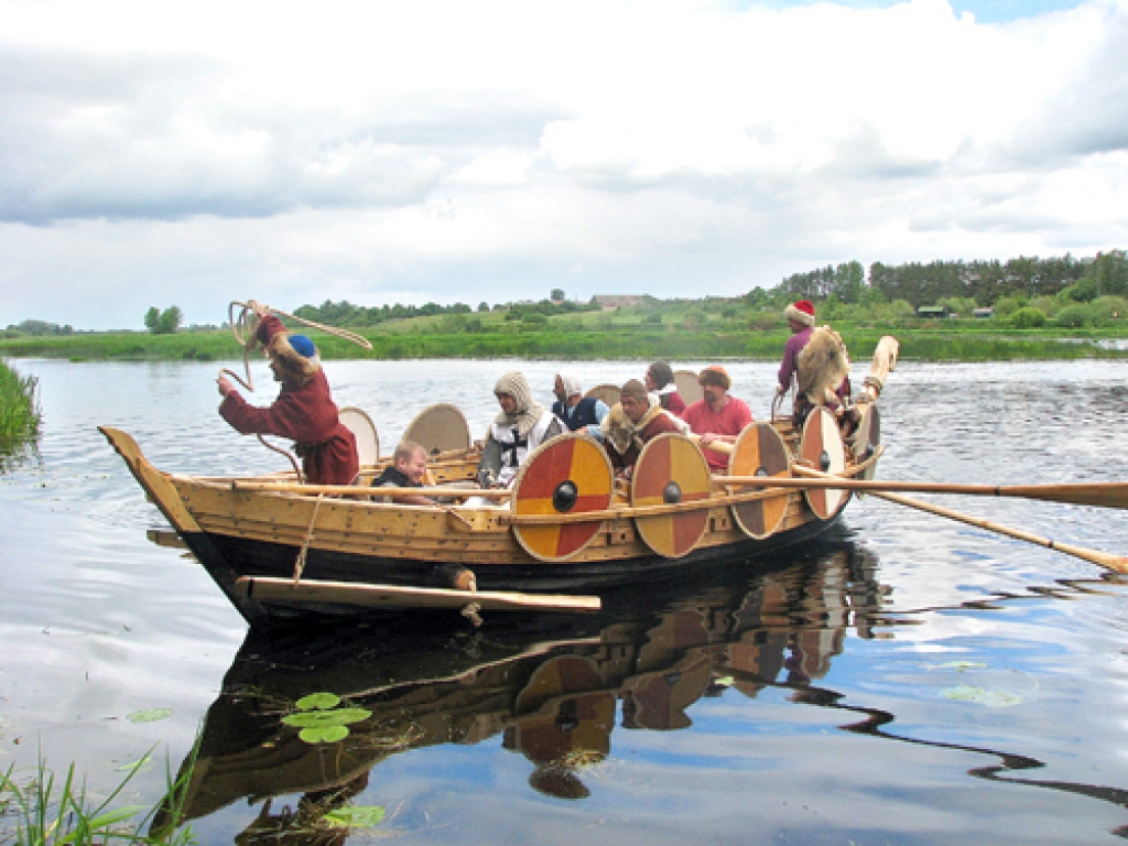 Vikingu un kuršu laivas jau tuvojas Mežotnei
