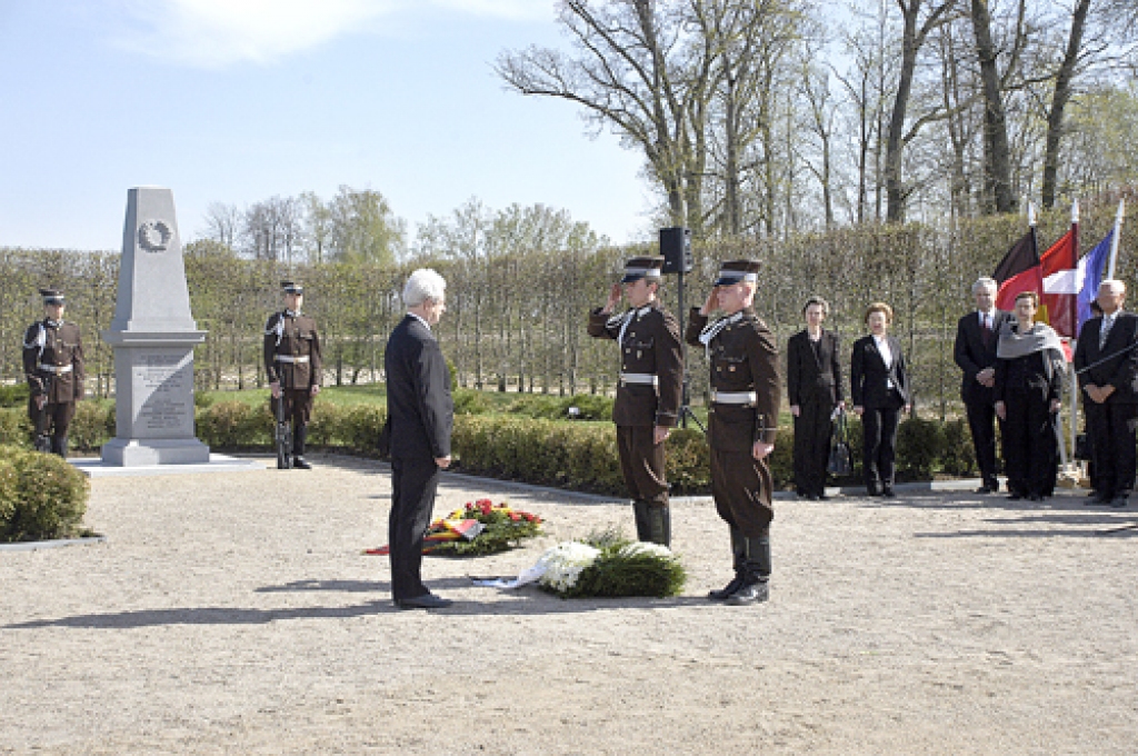 Atklāts piemiņas  memoriāls Rundālē