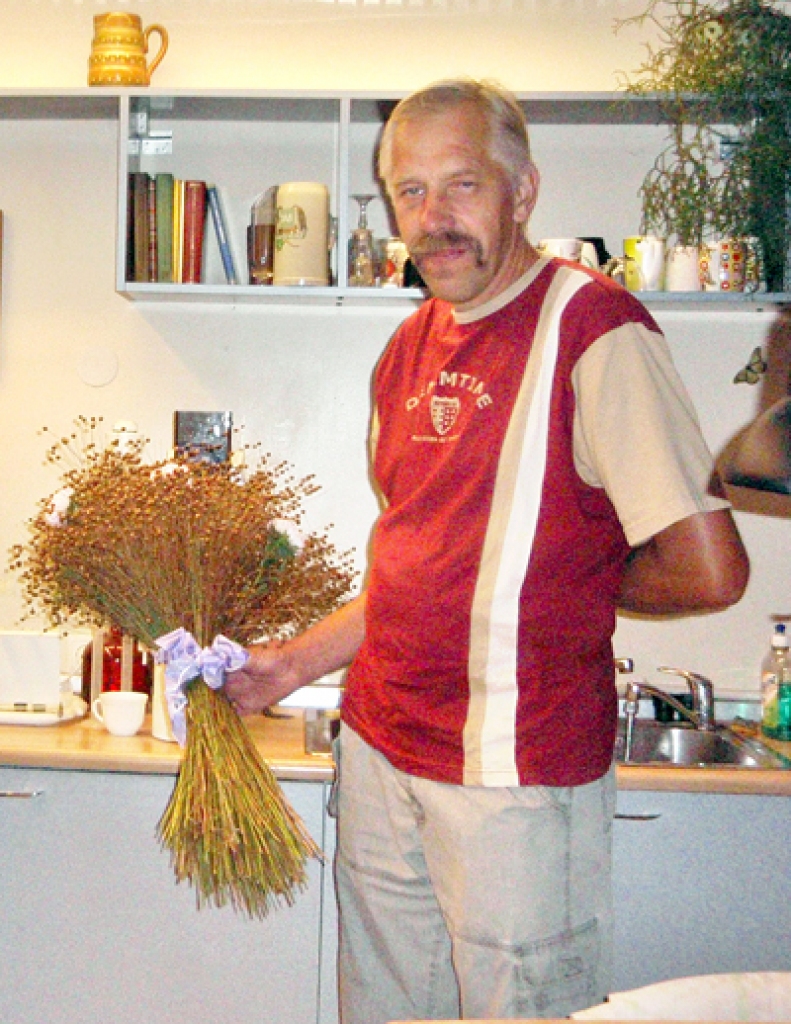 Turpinās linu kulšana