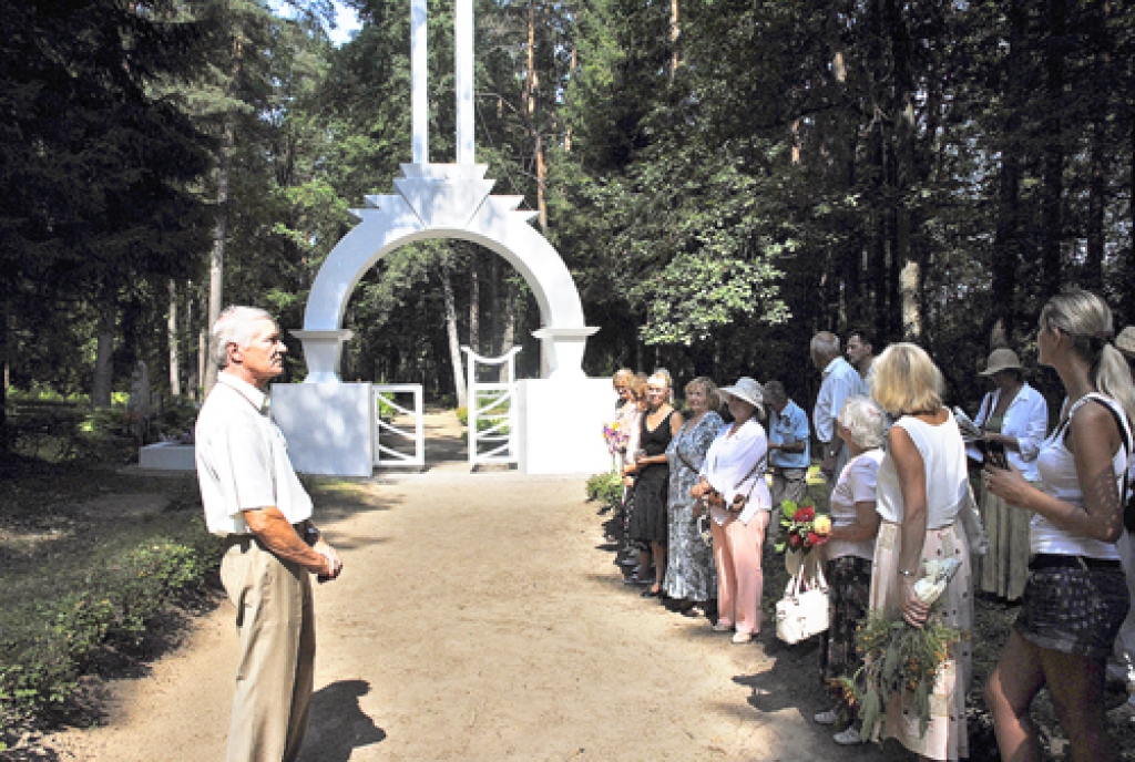 Atjaunoti vārti Plūdoņa kapos