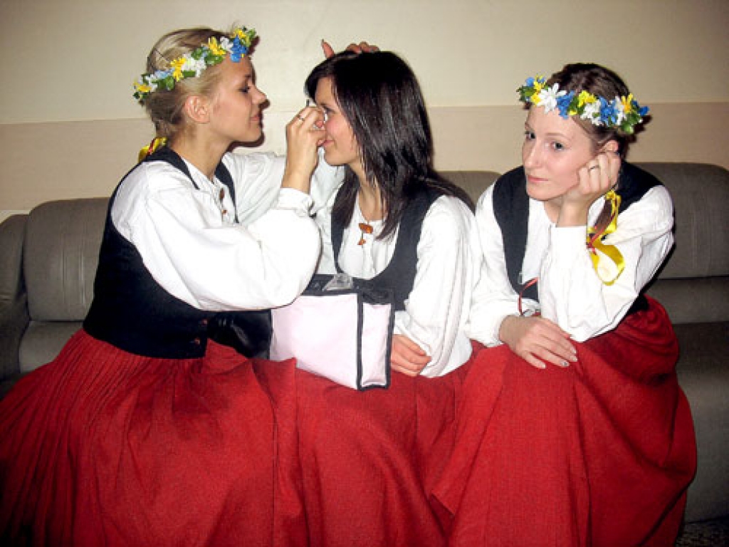 Dejotprieks piepilda tautas namu