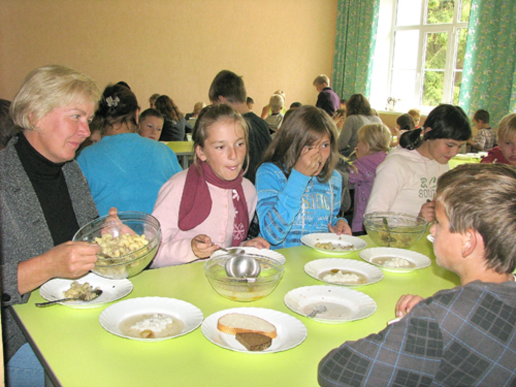 Ar kartupeļu maisu uz mācību iestādi