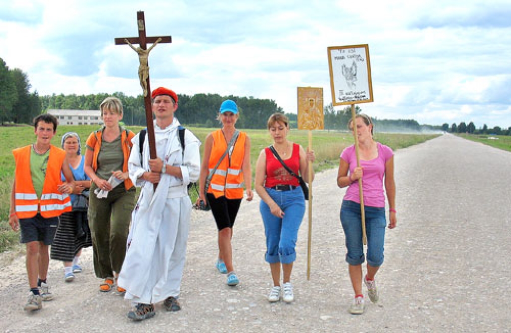 Ceļā uz Aglonu saņem laba vēlējumus