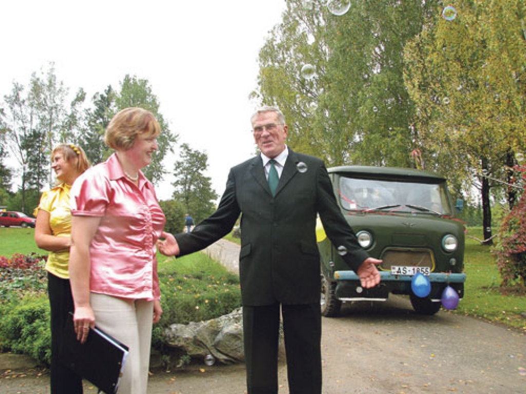 Jubilejā izvizina ar vecu auto