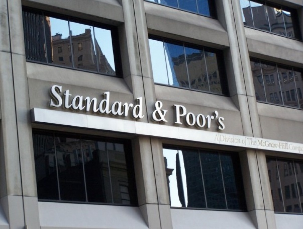 Standard & Poor’s paaugstina Latvijas kredītreitingu par vienu pakāpi