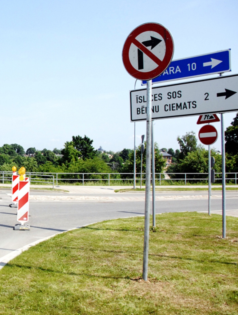 Tilta būvobjektā ierobežo satiksmi