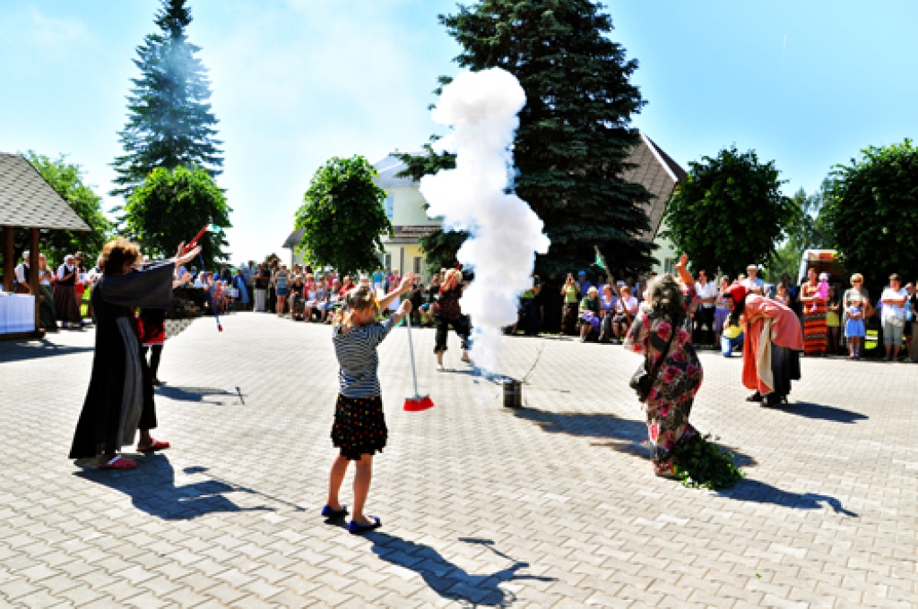 Tirgus placi atklāj ar dancošanu
