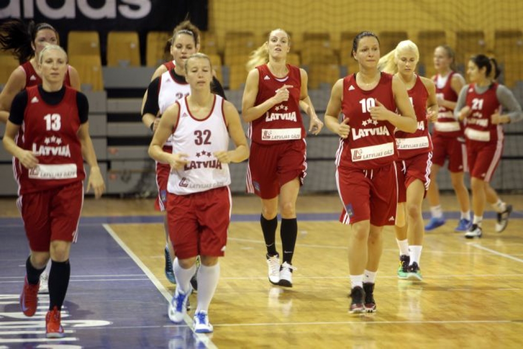 Basketbolistēm piedzīvojumi ceļā, Jansone izlaiž treniņu kaklasāpju dēļ