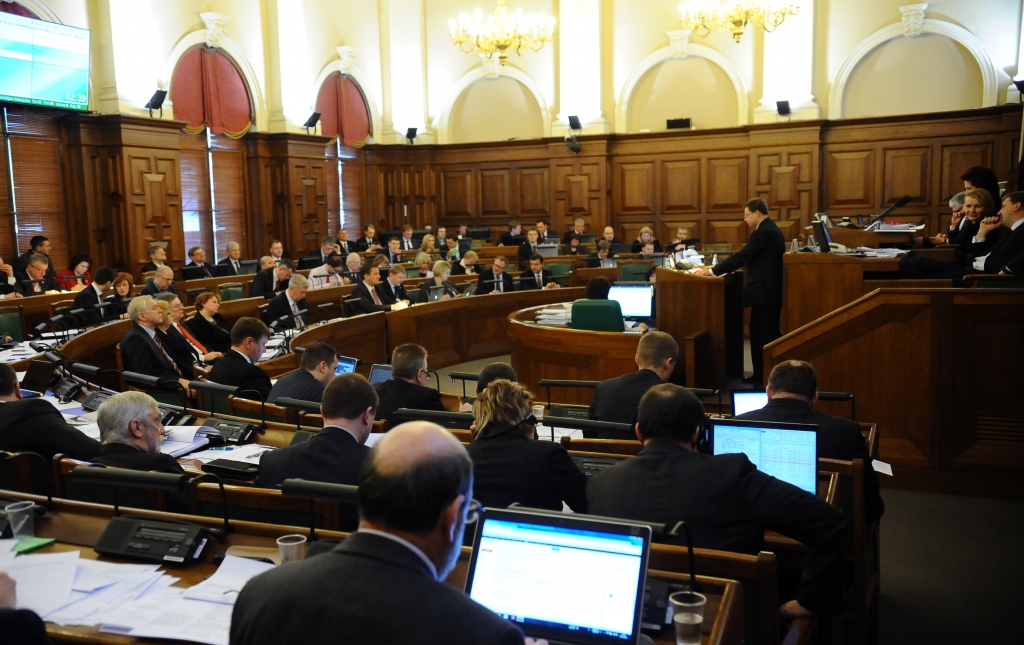 Pētījums: 25% Latvijas iedzīvotāju par turīgiem uzskata deputātus un ministrus