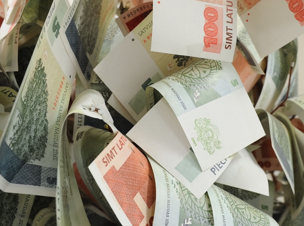 Bijušais Swedbank viceprezidents: Beigās visu samaksās klienti