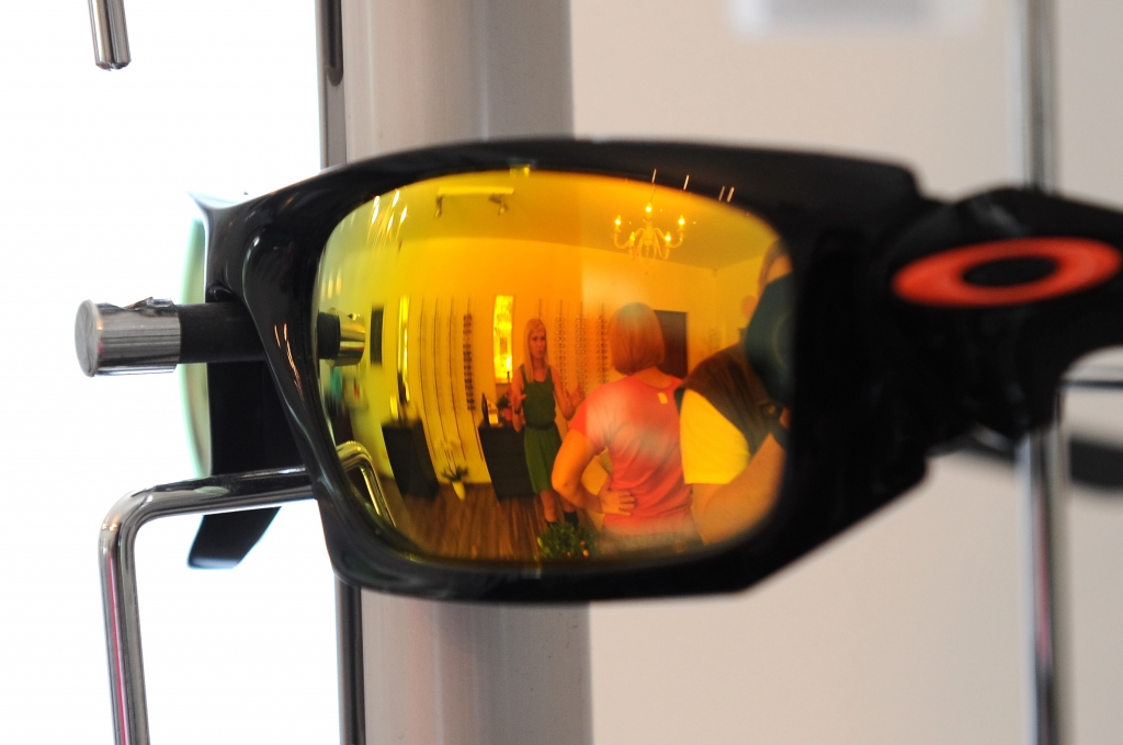 No bērna kājas zem optikas veikala letes