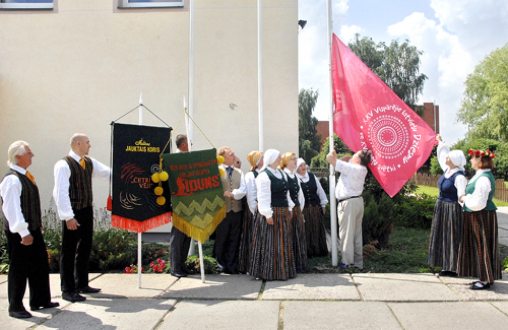Mastos uzvijas svētku karogi
