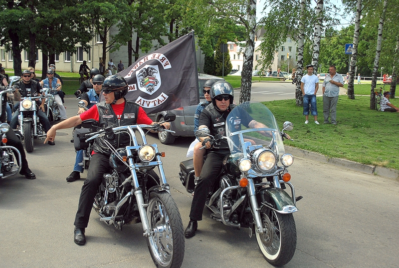 Bausku rībinās ap 2000 motociklu