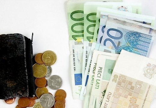 Pašvaldības pabalstus eiro pārrēķinās pēc apstiprinātā kursa